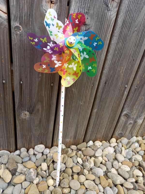 Windrad * 17 cm * Holzstil und -kugel handbemalt * Gartenstecker * Kinder * Deko * Regenbogen * Schmetterlinge